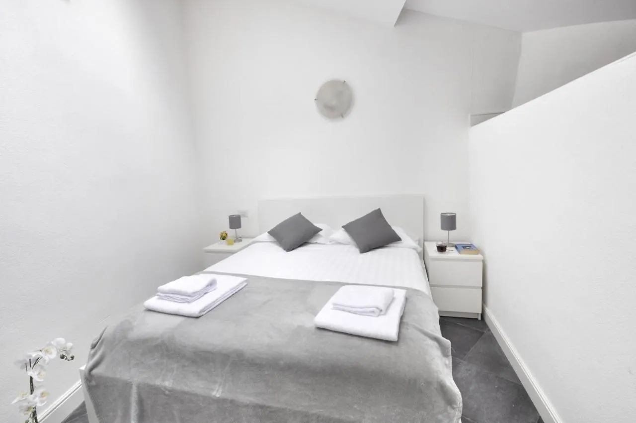 I Host Apartment - Pericle 9 Milano